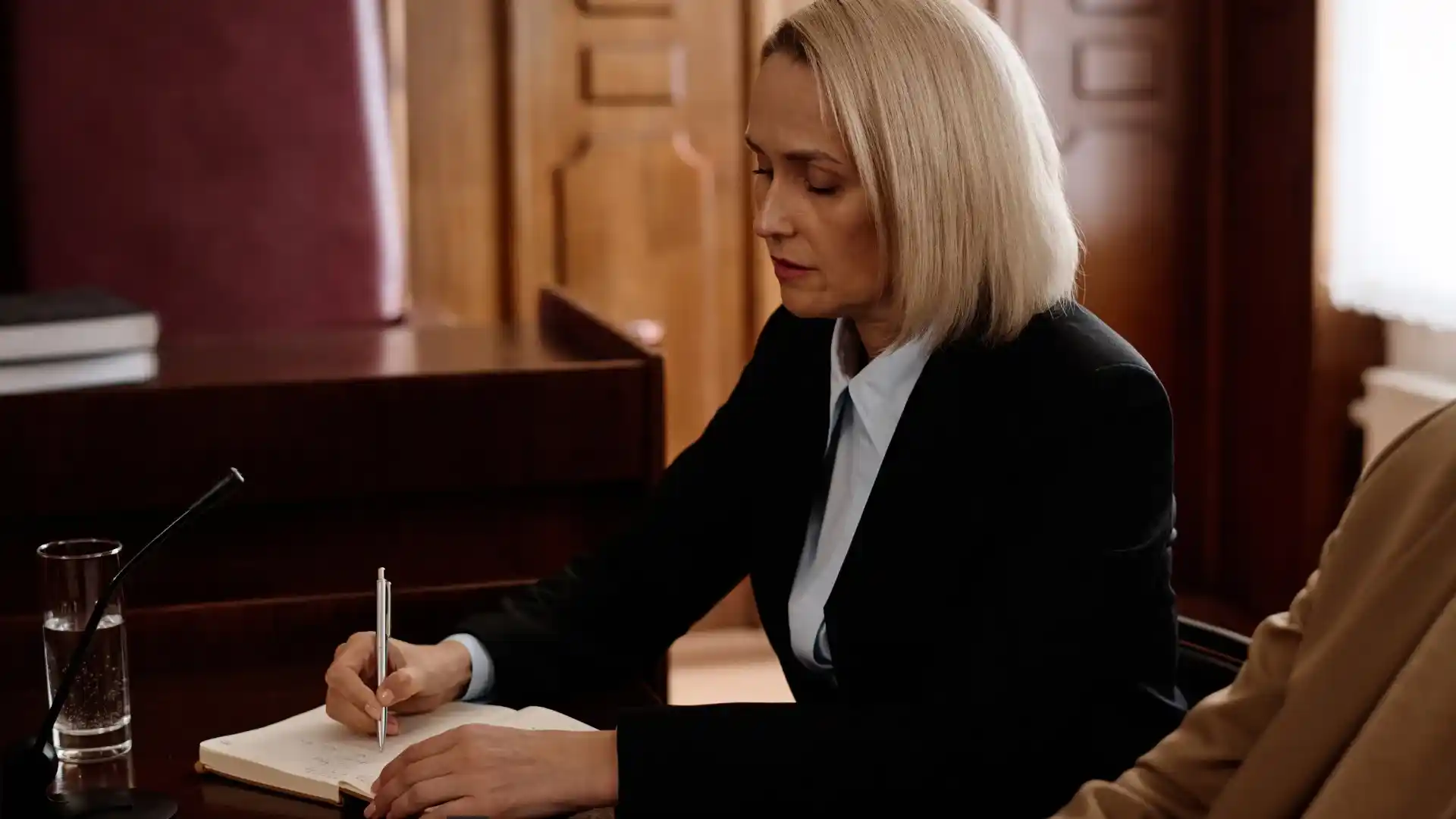 Una abogada firmando una resolución judicial