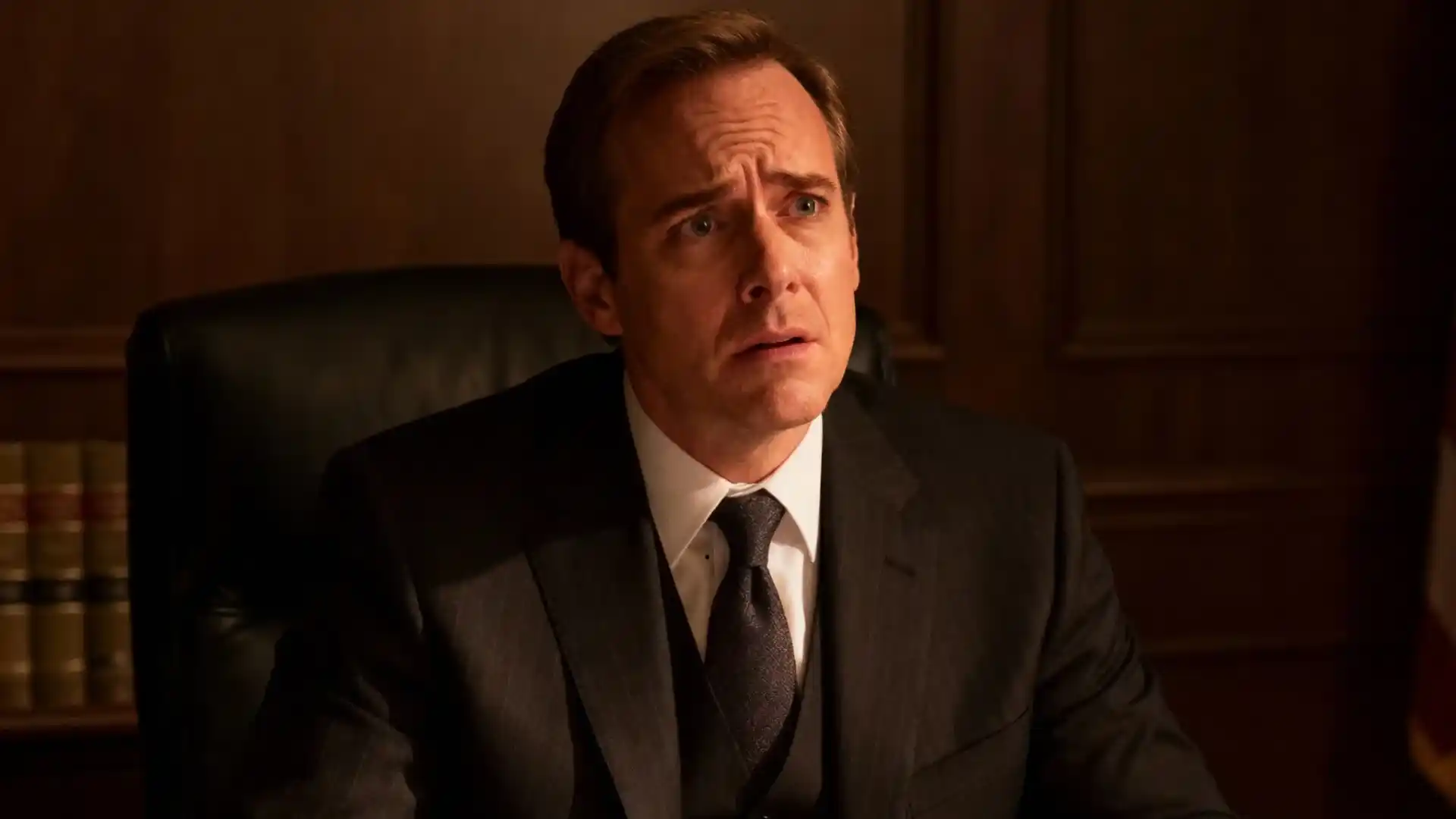 Víctima y su apoderado solicitando medida de aseguramiento en sala de audiencias en Colombia, con juez, fiscalía y defensa presentes﻿