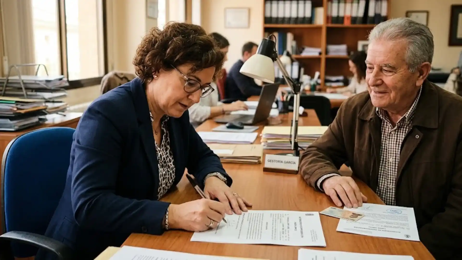 Mujer firmando documento legal con autorización de un tercero en una oficina de Gestoría García, ilustrando el mandato ad scribendum.