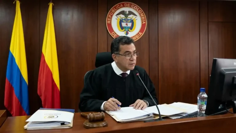 Juez de control de garantías en Colombia presidiendo una audiencia sobre libertad y competencia territorial en el estrado.