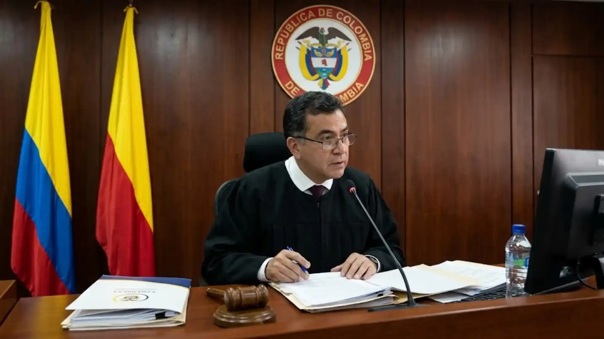 Juez de control de garantías en Colombia presidiendo una audiencia sobre libertad y competencia territorial en el estrado.